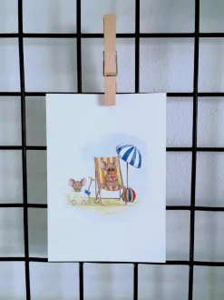 Anillustration Ansichtkaart Muisje aan het strand zonnebaden